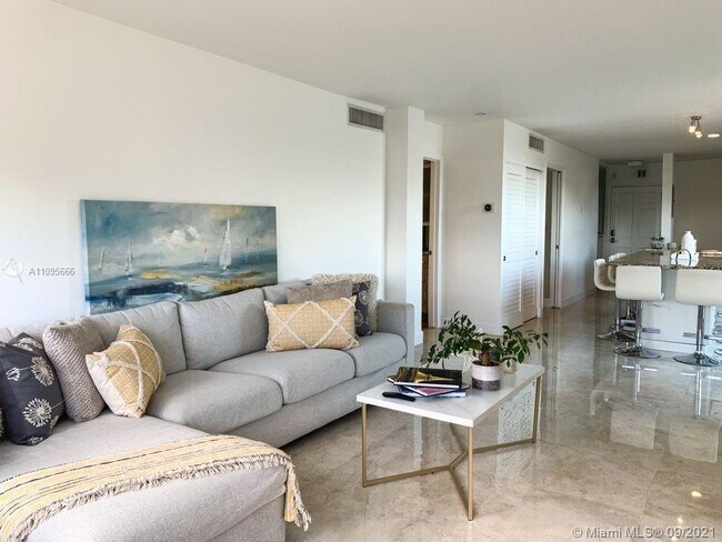 Foto del edificio - 680 NE 64th St