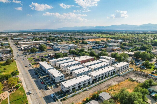 Building Photo - 1590 S 900 W