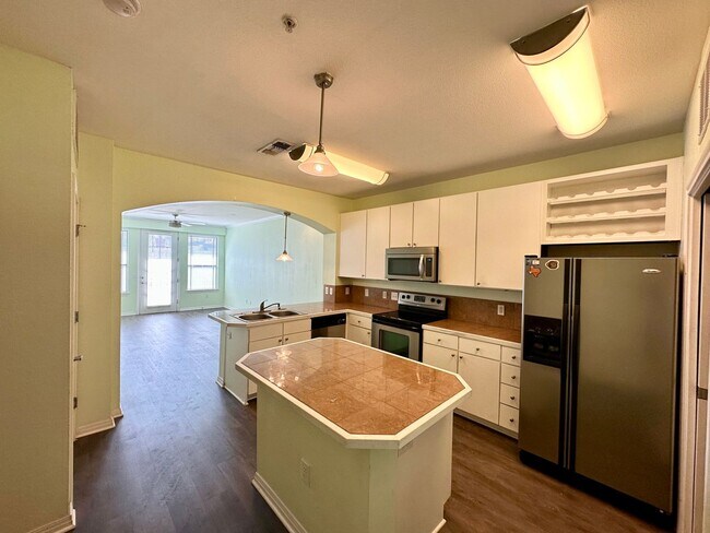 Foto del edificio - 2/2 Condo Near UT!