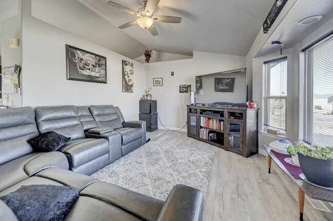 Building Photo - 688 S Watkins Dr