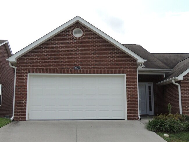 Foto del edificio - 3 bed, 2 bath, 2 car garage townhouse w/ bonus room in West Knoxville