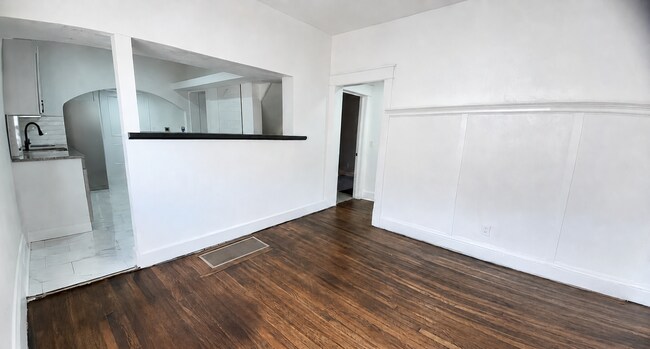 Foto del edificio - 2217 E 37th St