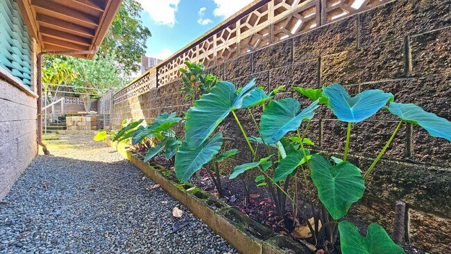 Building Photo - Single level 3 bedroom, 1 1/2 bath with en...