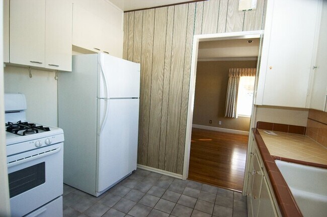 Foto del edificio - 1356 N Grand Oaks Ave