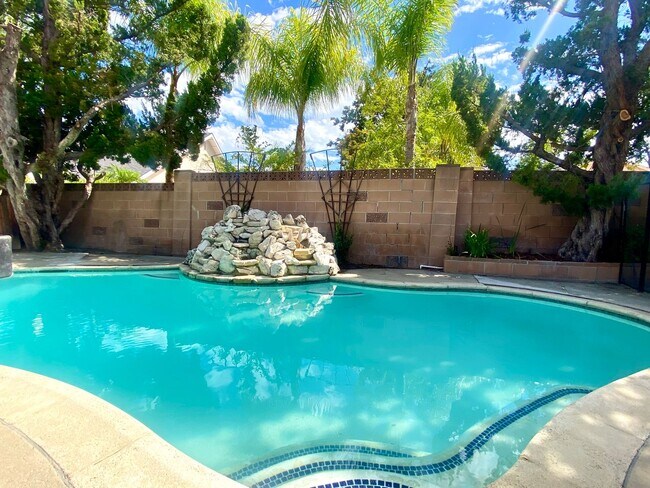 Foto del edificio - Beautiful 4b 2b Agoura Hills home with a p...