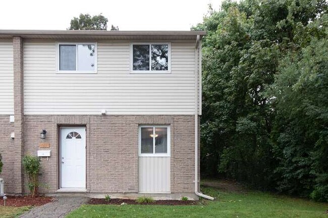 Building Photo - SPACIOUS 3 BEDROOM TOWNHOME IN SOUTHWEST L...