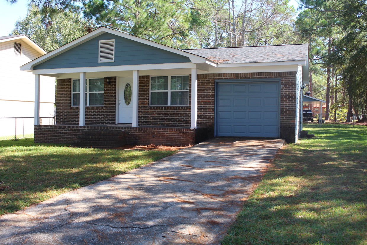Primary Photo - 1404 Greenbrier Ct