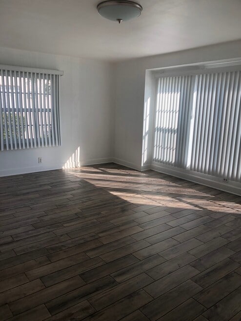 Building Photo - 5707 San Vicente Blvd