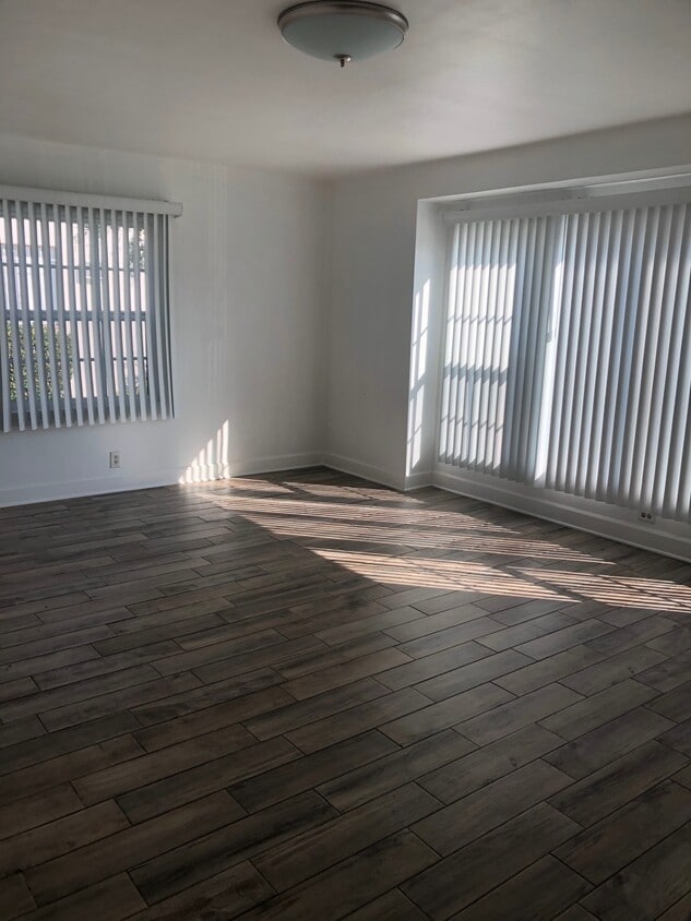 Foto principal - 5707 San Vicente Blvd