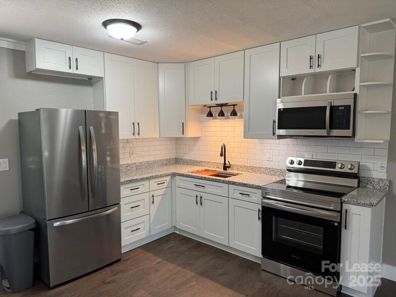 Foto principal - 5597 Wrenn Dr