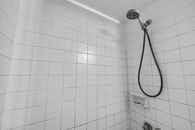 Building Photo - QUAINT  3 Bedroom, 2 bathroom House w Fireplace!!