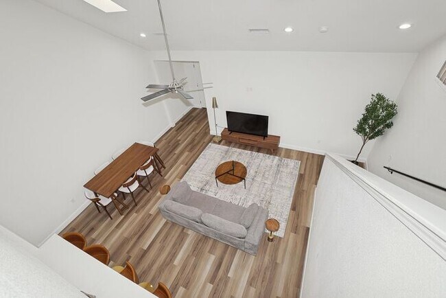 Building Photo - Furnished