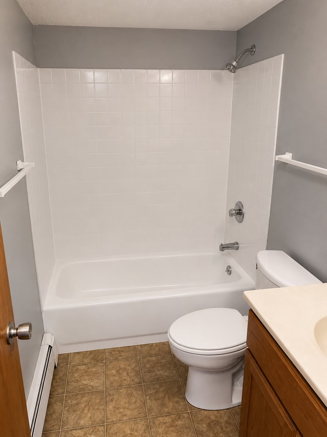 Building Photo - $500 off 1st month rent!! COME APPLY TODAY! Affordable Des Moines Living: 2 Bed + 1 Bath at Eastb...