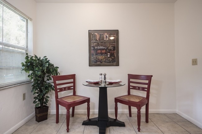 Dining Area - Santa Fe Trace Apartments