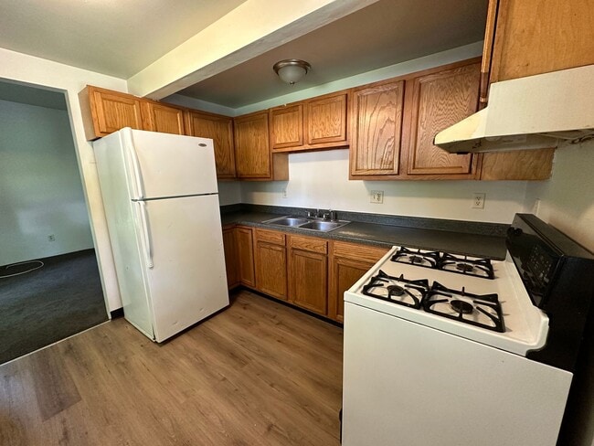 Building Photo - Affordable Lower Unit Close to Downtown