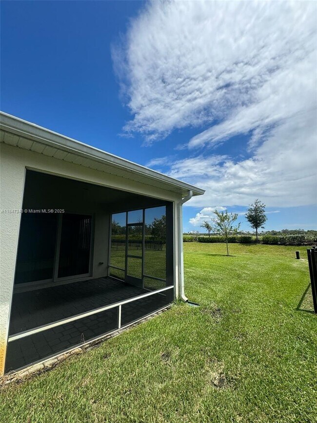 Foto del edificio - 6712 Cloverdale Ave