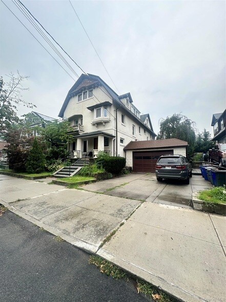 Foto del edificio - 409 W 261st St