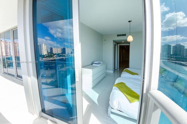 Foto del edificio - 17001 Collins Ave