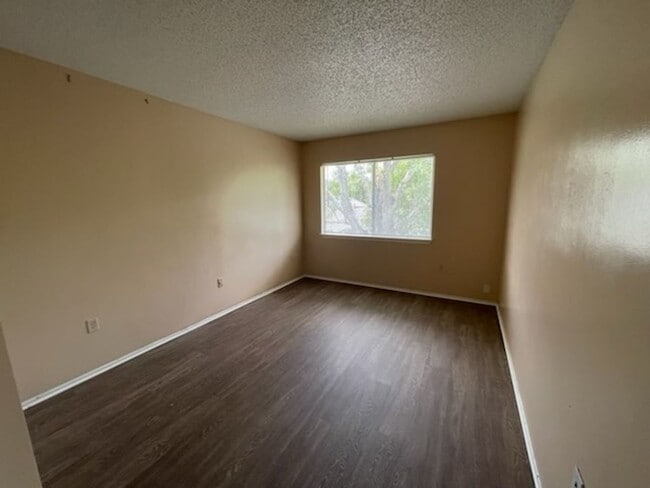 Building Photo - FOR RENT!! CUTE AND COZY WITH GARAGE... RECENLTY UPDATED