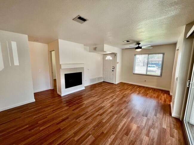 Foto del edificio - Newly Renovated 2B/2BA Condo in Mira Mesa!