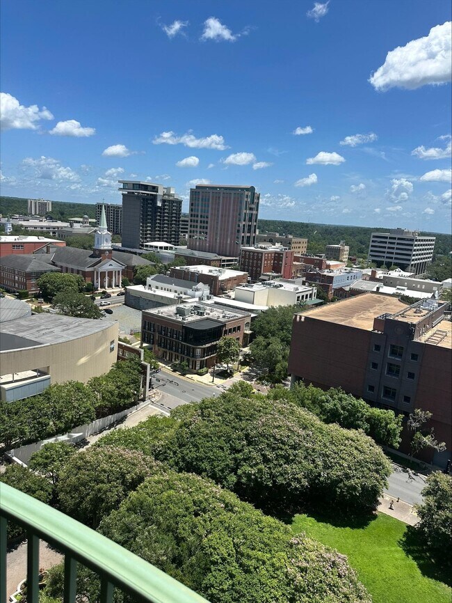 Foto del edificio - 300 S Duval St