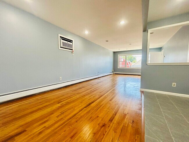 Foto del edificio - 648 Liberty Ave
