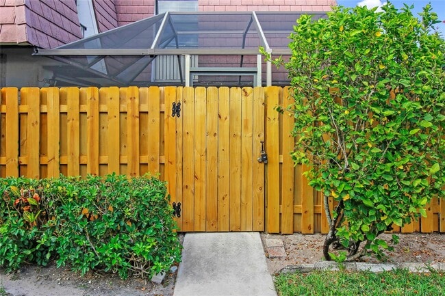 Building Photo - 7801 Courtyard Run W