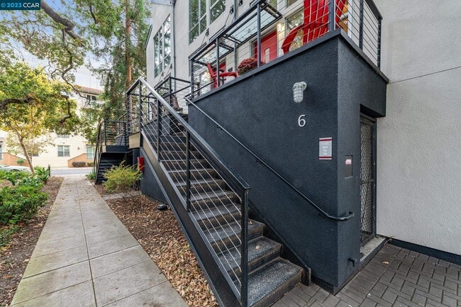 Building Photo - 6 Iron Horse Ln