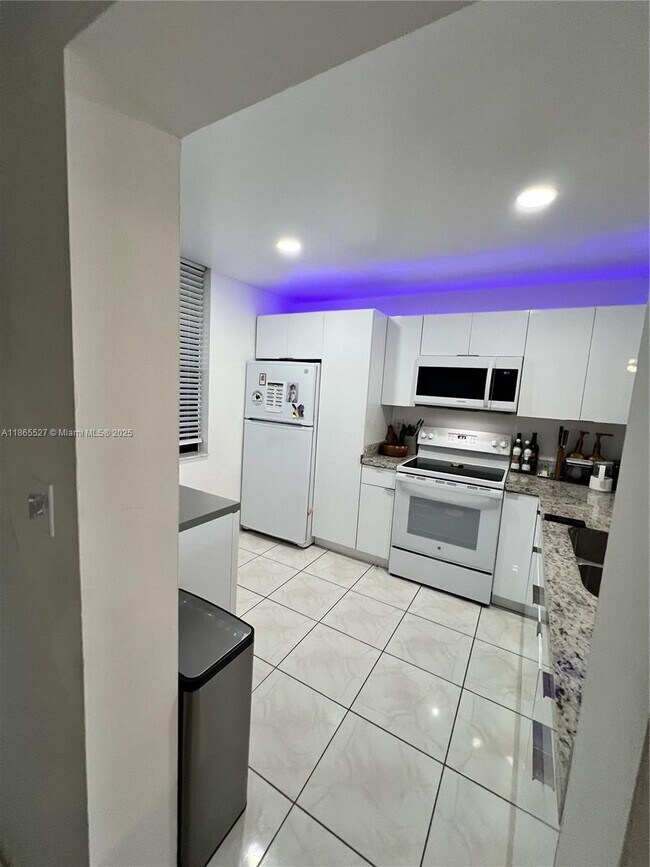 Foto del edificio - 100 NW 76th Ave