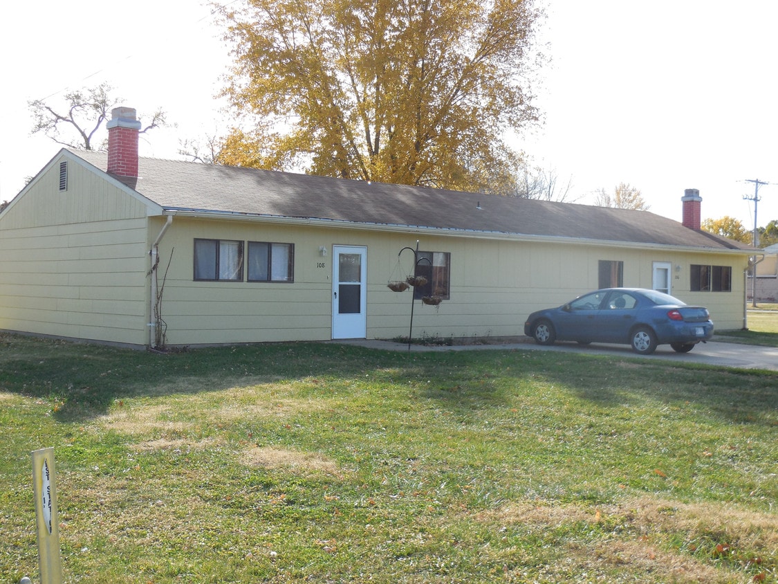 106 Knox Ln, Manhattan, KS 66502