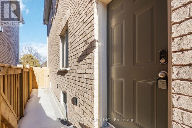 Building Photo - 339 Fleetwood Dr