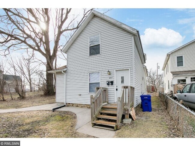 Building Photo - New!! Main Level 2 Bedroom in St Paul Duplex!!