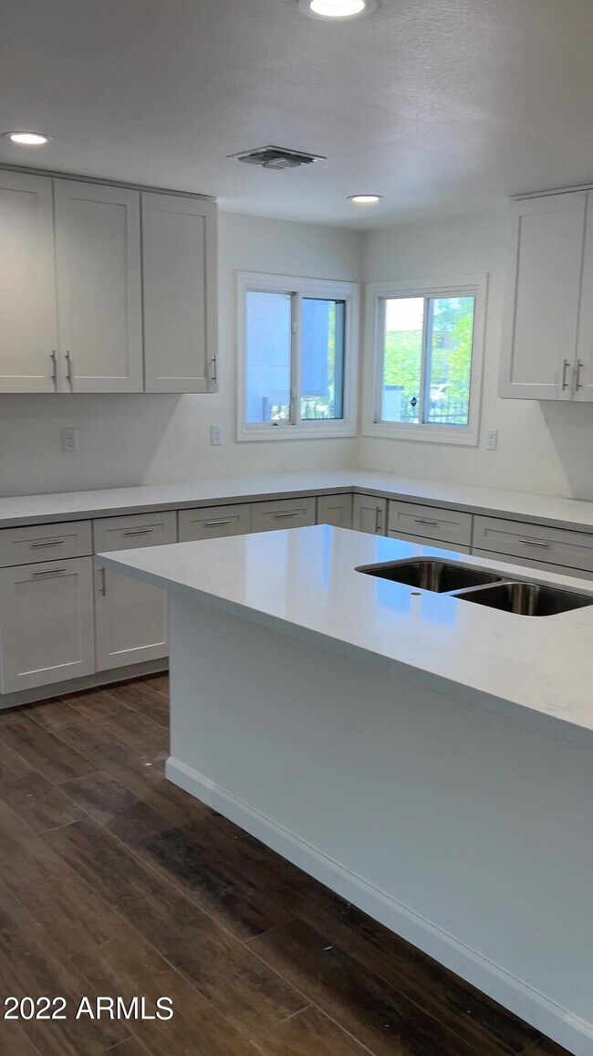 Foto del edificio - 1403 E Minton Dr
