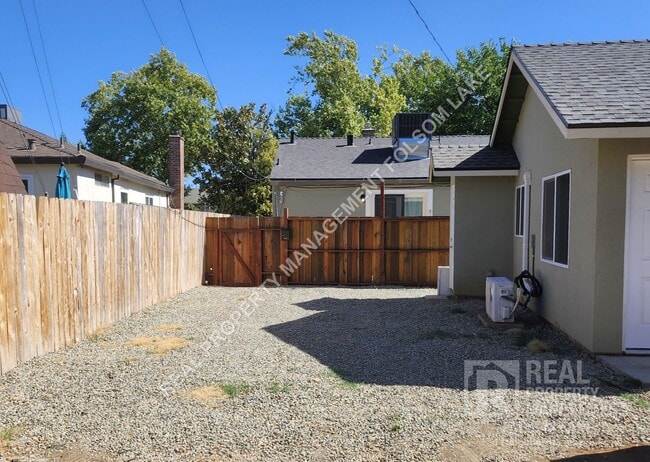 Building Photo - 814 1/2 Rumsey Way