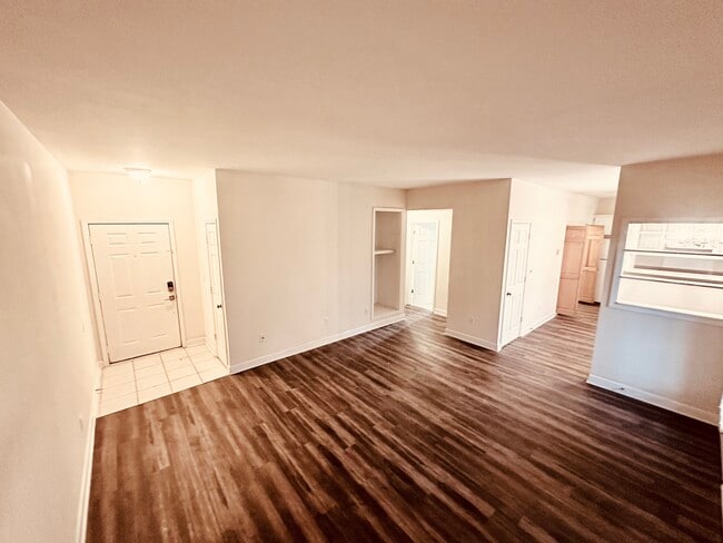 Building Photo - 245 Willow Ct