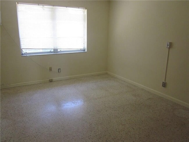 Building Photo - 2120 NE 56th St