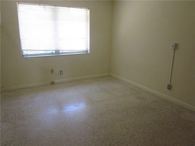 Foto del edificio - 2120 NE 56th St