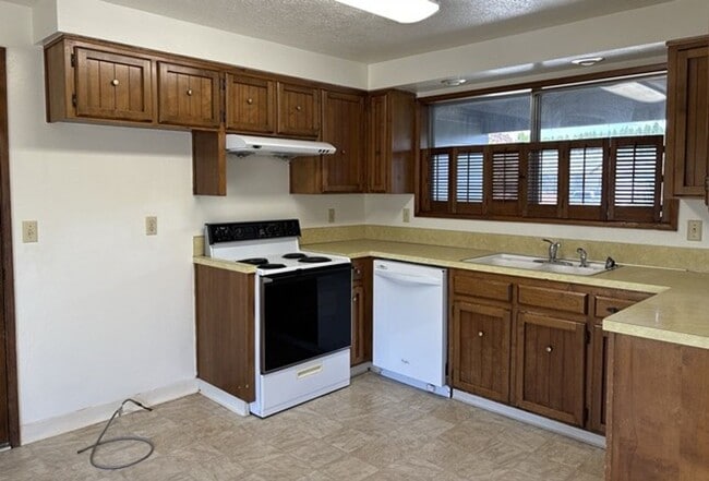 Building Photo - 3Bd/2Ba Single Story House - Available to View!