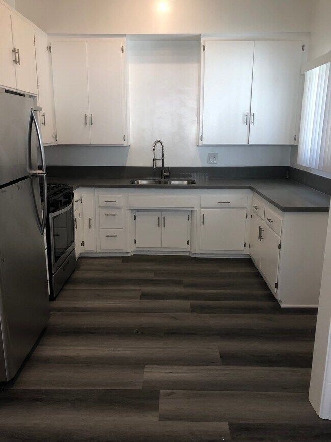Building Photo - 801 N Eucalyptus Ave