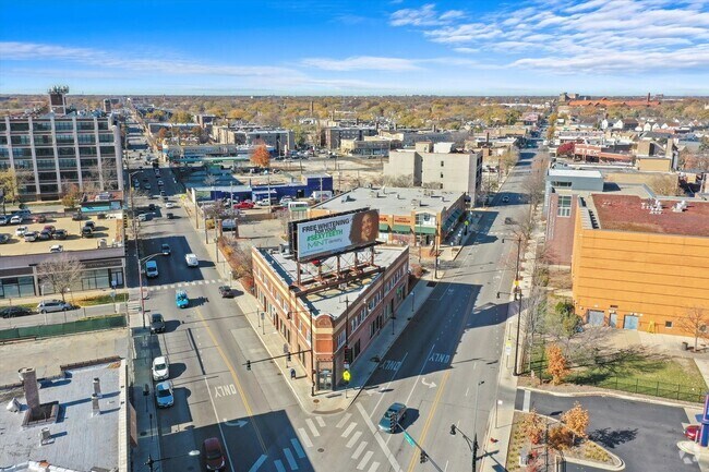 Building Photo - 3906 W Belmont Ave