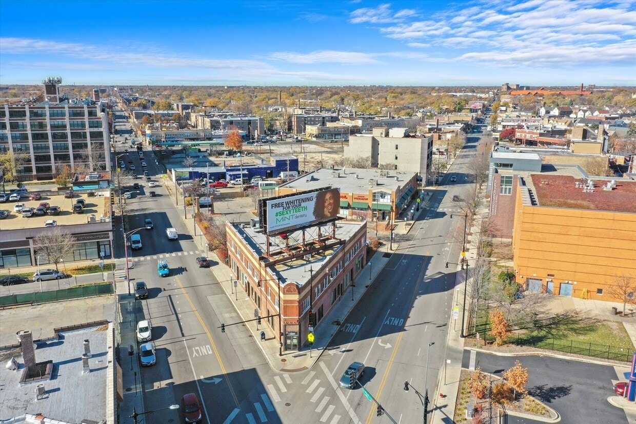 Primary Photo - 3906 W Belmont Ave