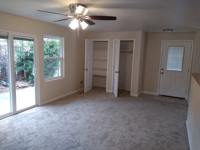 Building Photo - 425 Circleway Dr