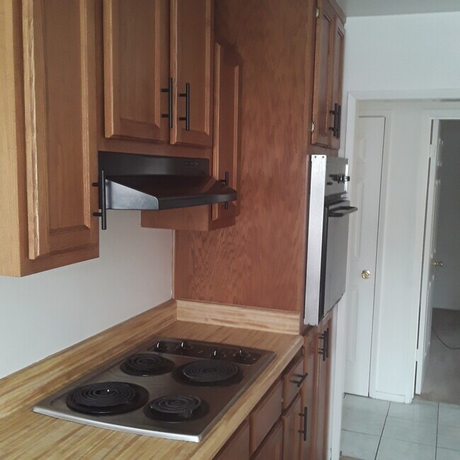 Kitchen - 428 E Cypress Ave