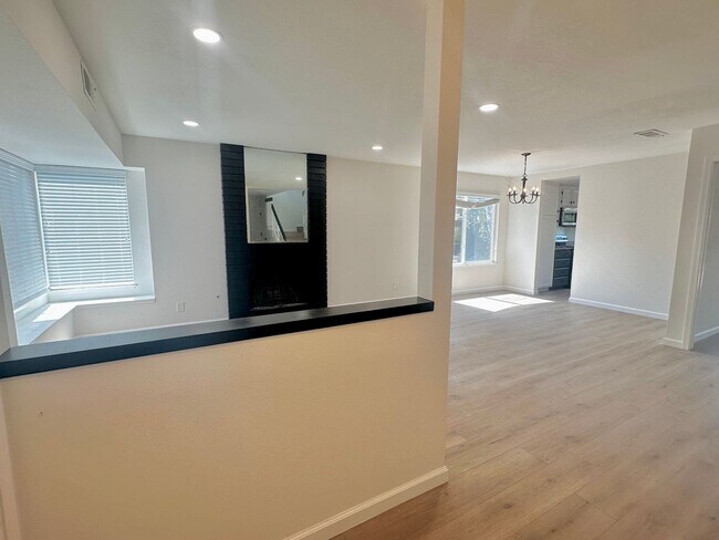Building Photo - Spacious 4 Bedroom/2.5 Bath Home Located i...