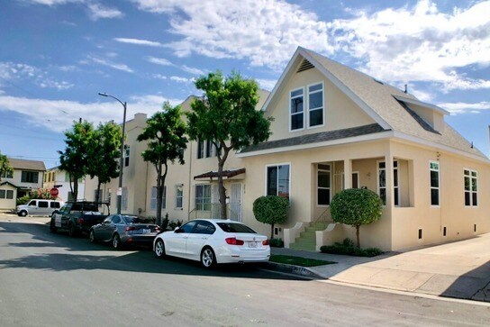 Only 0.8 miles West of USC Campus - 3621 Denker Ave