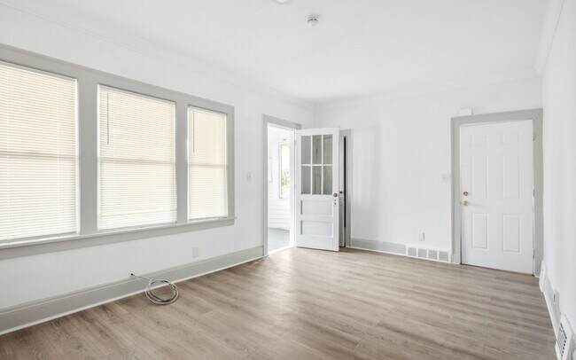 Foto del edificio - 1554 Larchmont Rd