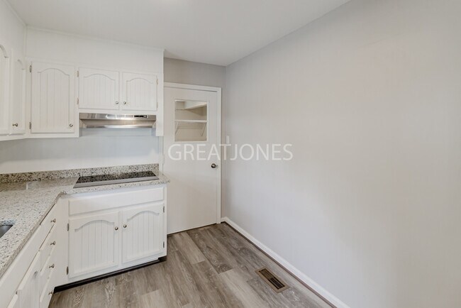 Building Photo - NOW OFFERING $250 OFF THE FIRST FULL MONTH...