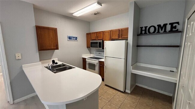 Building Photo - 8103 Lillies Way