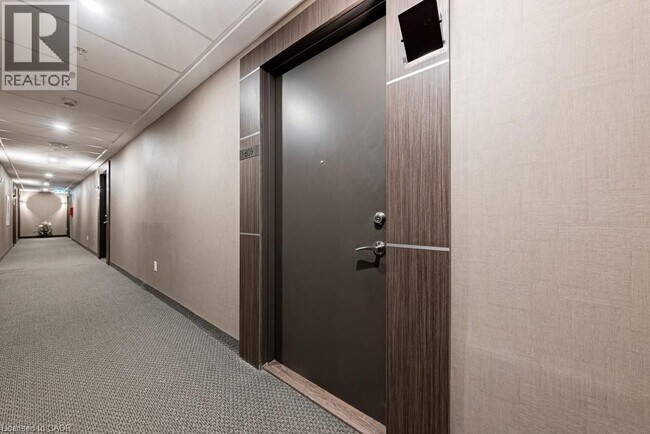 Photo du bâtiment - 550 N Service Rd