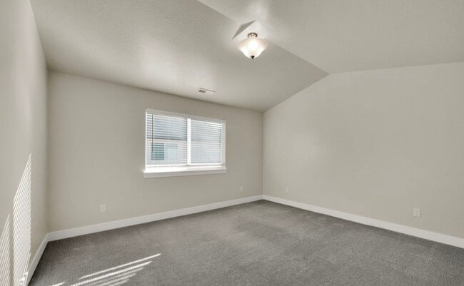 Building Photo - Vineyard Townhome